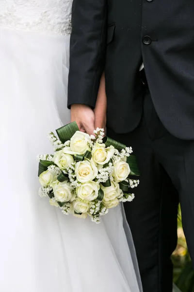 新娘和新郎肩并肩地站在一起 举行了一场婚礼 丈夫和妻子在结婚当天捧着花 — 图库照片