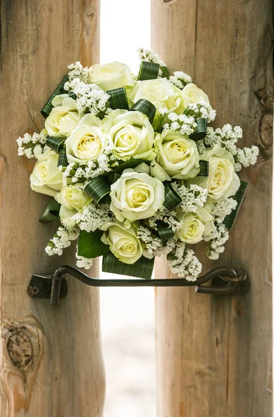 Свадебный Букет Красивых Белых Роз Лежит Старинном Деревянном Фоне Элегантный — стоковое фото
