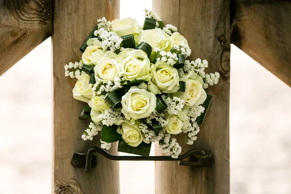 Свадебный Букет Красивых Белых Роз Лежит Старинном Деревянном Фоне Элегантный — стоковое фото