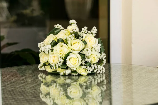 Buquê Casamento Belas Rosas Brancas Fica Uma Mesa Com Uma — Fotografia de Stock