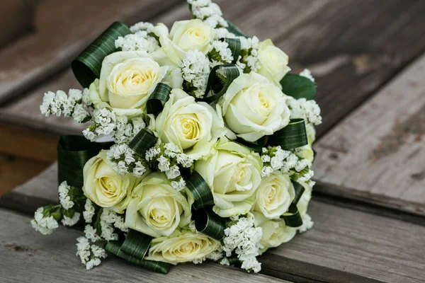 Buquê Casamento Belas Rosas Brancas Fica Fundo Madeira Vintage Elegante — Fotografia de Stock