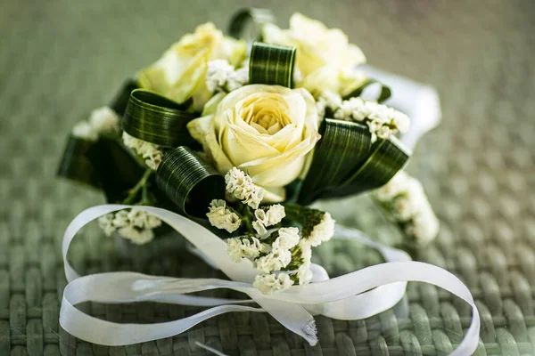 Buquê Casamento Belas Rosas Amarelo Brancas Fica Uma Superfície Vime — Fotografia de Stock