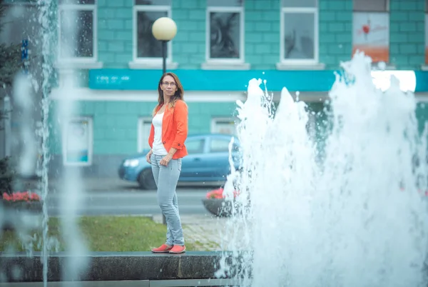 Junge Frau Spaziert Durch Die Stadt Der Nähe Der Brunnen — Stockfoto