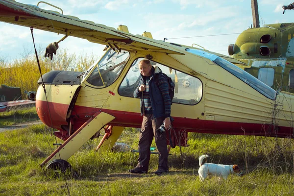 Середній Літній Чоловік Біля Старого Покинутого Радянського Літака Літак Полі — стокове фото