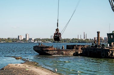 Yeni kurulan adayı Dnieper Nehri 'ndeki endüstriyel atıklardan temizliyorum. Modern nehirlerin çevresel sorunları. Ekoloji kavramı.