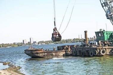 Yeni kurulan adayı Dnieper Nehri 'ndeki endüstriyel atıklardan temizliyorum. Modern nehirlerin çevresel sorunları. Ekoloji kavramı.