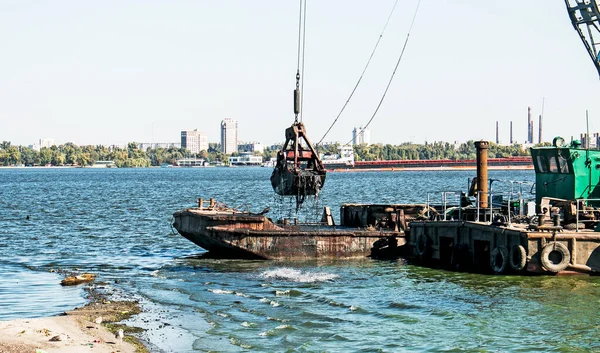 Pulire Isola Appena Formata Dai Rifiuti Industriali Sul Fiume Dnieper — Foto Stock
