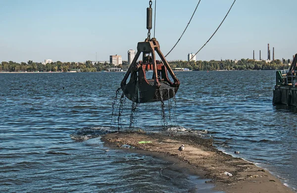 Limpieza Isla Recién Formada Residuos Industriales Río Dniéper Por Una —  Fotos de Stock