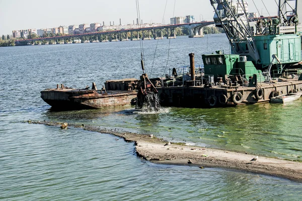 Limpieza Isla Recién Formada Residuos Industriales Río Dniéper Por Una — Foto de Stock