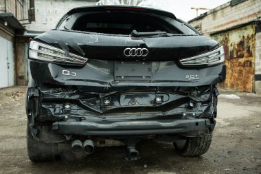 Dnepropetrovsk, Ukrayna - 01.16.2022: Bir kazadan sonra AUDI Q3. Sağ taraftaki yer değiştirmeyle arkadan darbe almış. Arka plan.