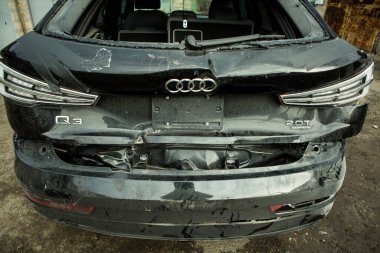 Dnepropetrovsk, Ukrayna - 01.16.2022: Bir kazadan sonra AUDI Q3. Sağ taraftaki yer değiştirmeyle arkadan darbe almış. Arka plan.