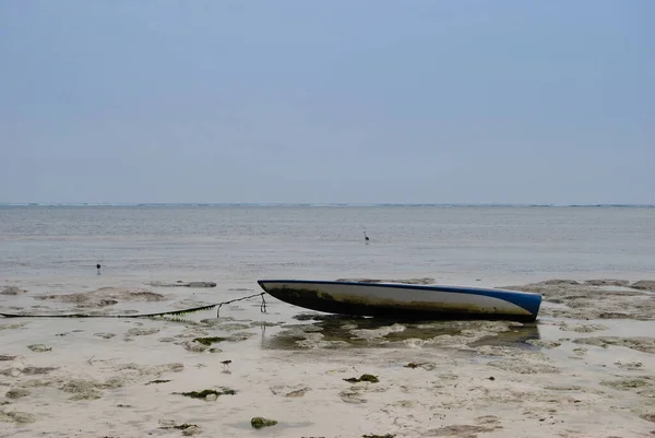 Loď Připlouvá Mělčinu Pláži Zanzibaru Tanzanii Při Odlivu — Stock fotografie