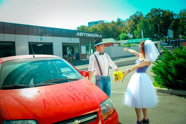 모자쓴 남자와 근처에 꽃다발을 러시아어 있습니다 소녀는 씻어야 한다는 보여준다 — 스톡 사진