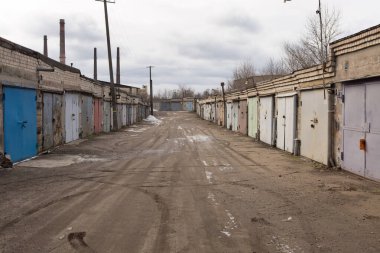 Kötü yolu olan eski, paslı, çok renkli garajlar. Garaj kooperatif.