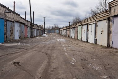 Kötü yolu olan eski, paslı, çok renkli garajlar. Garaj kooperatif.