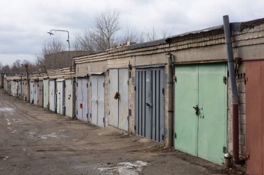 Kötü yolu olan eski, paslı, çok renkli garajlar. Garaj kooperatif.