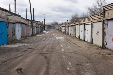 Kötü yolu olan eski, paslı, çok renkli garajlar. Garaj kooperatif.