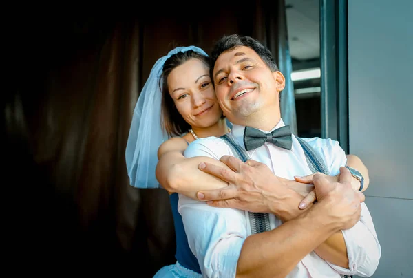 Egy Esküvői Ruhás Fiatal Pár Portréja Házassági Évfordulójukat Ünnepli Mosolyogj — Stock Fotó