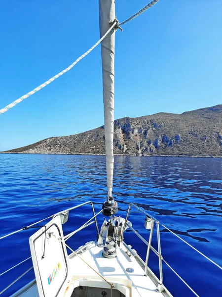 Yelkenli bir yatın pruvasından bak rüzgarın altında yelken aç.