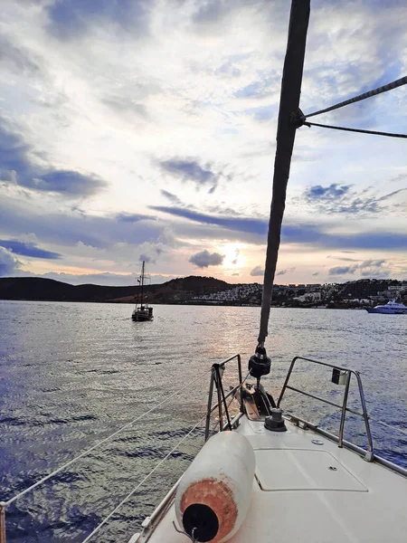 Yelkenli bir yatın pruvasından bak rüzgarın altında yelken aç.