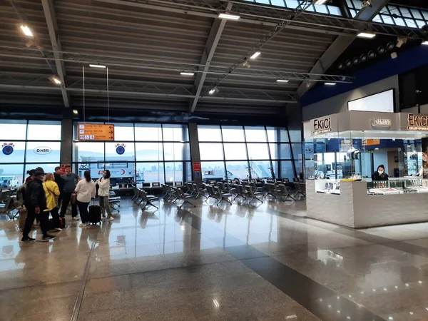 Bodrum Türkei 2021 Internationaler Flughafen Milas Bodrum Maskierte Touristen Gehen — Stockfoto