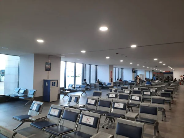 トルコのボドルム 2021 ミラス ボドルム国際空港のインテリア マスクの観光客が空港ターミナルを歩いている コロナウイルスの安全対策 Covid 19パンデミック — ストック写真