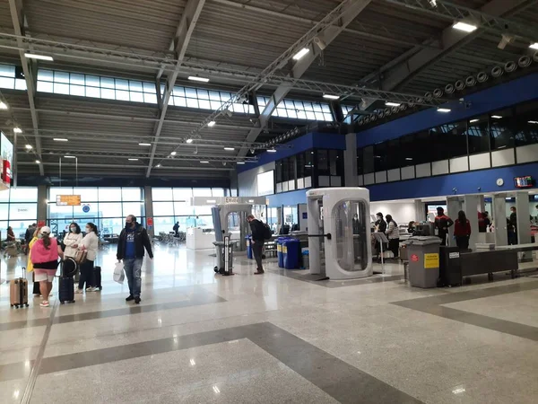 トルコのボドルム 2021 ミラス ボドルム国際空港のインテリア マスクの観光客が空港ターミナルを歩いている コロナウイルスの安全対策 Covid 19パンデミック — ストック写真