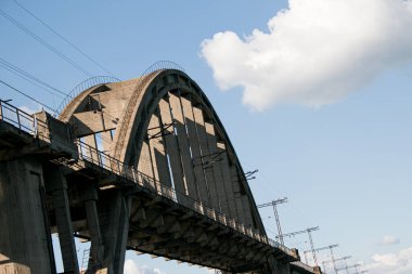 Yazın nehir boyunca kemerli demiryolu köprüsü. Dinyeper nehri üzerindeki Merefo-Kherson köprüsü. Dnepropetrovsk, Ukrayna.