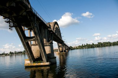 Yazın nehir boyunca kemerli demiryolu köprüsü. Dinyeper nehri üzerindeki Merefo-Kherson köprüsü. Dnepropetrovsk, Ukrayna.