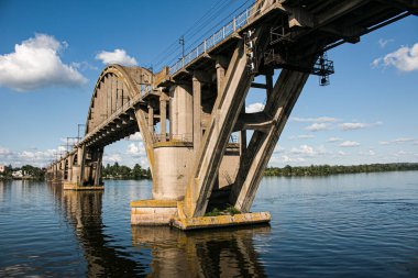 Yazın nehir boyunca kemerli demiryolu köprüsü. Dinyeper nehri üzerindeki Merefo-Kherson köprüsü. Dnepropetrovsk, Ukrayna.