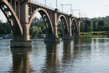 Yazın nehir boyunca kemerli demiryolu köprüsü. Dinyeper nehri üzerindeki Merefo-Kherson köprüsü. Dnepropetrovsk, Ukrayna.