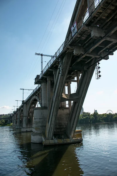 Ponte Ferroviária Arqueada Outro Lado Rio Verão Ponte Velha Merefo — Fotografia de Stock