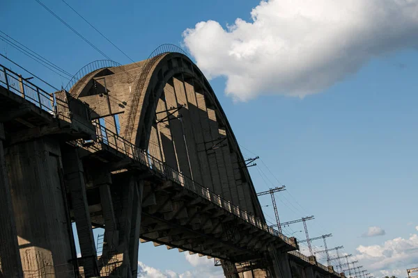 Kaareva Rautatiesilta Joen Yli Kesällä Merefo Kherson Vanha Silta Dnepr — kuvapankkivalokuva