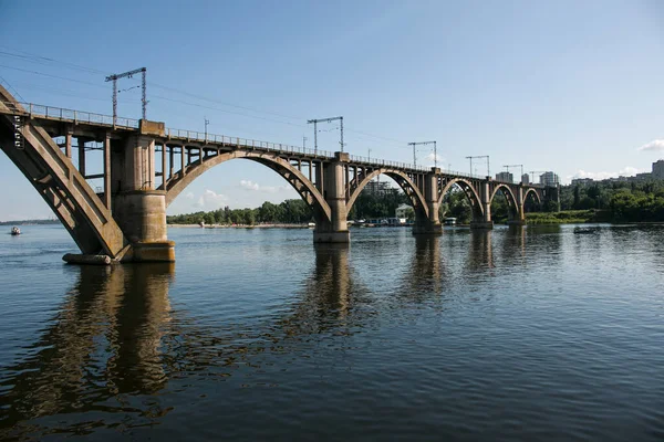 夏に川を渡ってアーチ型の鉄道橋 メレフォ カーソン橋 ドニエプル川に架かる古い橋 ウクライナのDnepropetrovsk — ストック写真
