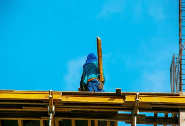 Güçlendirilmiş beton kiriş yapılarının güçlendirilmesi için takviye hazırlığı.