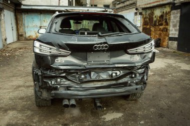 Dnepropetrovsk, Ukrayna - 01.16.2022: Bir kazadan sonra AUDI Q3. Sağ taraftaki yer değiştirmeyle arkadan darbe almış. Arka plan.