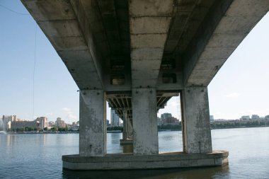Yazın nehir üzerindeki demiryolu köprüsü. Yeniden yapılanmadan sonra Dinyeper 'da yeni bir köprü. Dnepropetrovsk, Ukrayna.