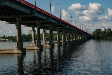 Yazın nehir üzerindeki demiryolu köprüsü. Yeniden yapılanmadan sonra Dinyeper 'da yeni bir köprü. Dnepropetrovsk, Ukrayna.
