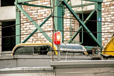 İnşaat alanına girmek için kapıda kırmızı ışık yanıyor..