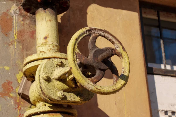 墙上的旧生锈的气体控制阀 大系统中的一种工业阀门 乌克兰的气体传输系统正在失效 — 图库照片