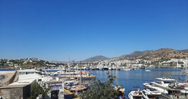 Bodrum, Türkiye - 10.07.2021: Bodrum Koyu 'nun güzel Akdeniz manzarası, Bodrum Şatosu' ndan Ege Denizi 'ndeki eski kasaba ve koy manzarası.