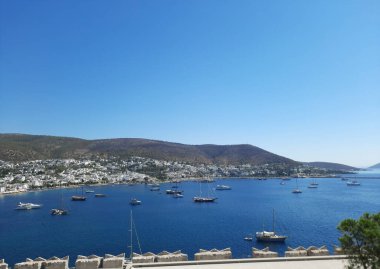 Bodrum Koyu 'nun güzel Akdeniz manzarası, Bodrum Şatosu' ndan Ege Denizi 'ndeki eski kasaba ve körfez manzarası..