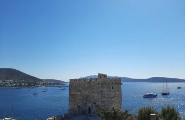 Bodrum Koyu 'nun güzel Akdeniz manzarası, Bodrum Şatosu' ndan Ege Denizi 'ndeki eski kasaba ve körfez manzarası..