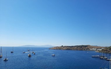 Bodrum Koyu 'nun güzel Akdeniz manzarası, Bodrum Şatosu' ndan Ege Denizi 'ndeki eski kasaba ve körfez manzarası..