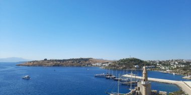 Bodrum Koyu 'nun güzel Akdeniz manzarası, Bodrum Şatosu' ndan Ege Denizi 'ndeki eski kasaba ve körfez manzarası..