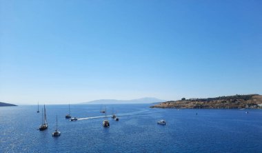 Bodrum Koyu 'nun güzel Akdeniz manzarası, Bodrum Şatosu' ndan Ege Denizi 'ndeki eski kasaba ve körfez manzarası..