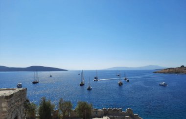 Bodrum Koyu 'nun güzel Akdeniz manzarası, Bodrum Şatosu' ndan Ege Denizi 'ndeki eski kasaba ve körfez manzarası..