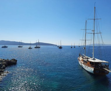 Bodrum Koyu 'nun güzel Akdeniz manzarası, Bodrum Şatosu' ndan Ege Denizi 'ndeki eski kasaba ve körfez manzarası..
