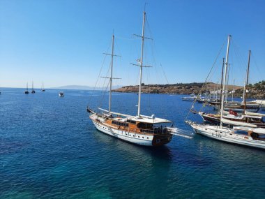 Bodrum Koyu 'nun güzel Akdeniz manzarası, Bodrum Şatosu' ndan Ege Denizi 'ndeki eski kasaba ve körfez manzarası..