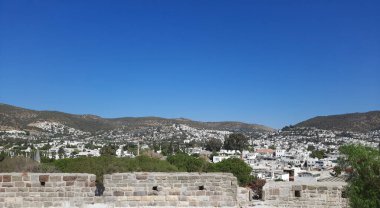 Bodrum Koyu 'nun güzel Akdeniz manzarası, Bodrum Şatosu' ndan Ege Denizi 'ndeki eski kasaba ve körfez manzarası..